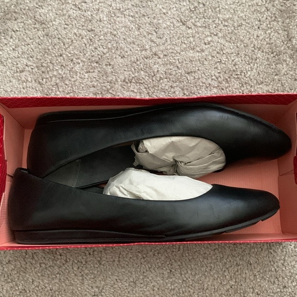 Kelly & Katie Black Leather Flats - Picture 7 of 7